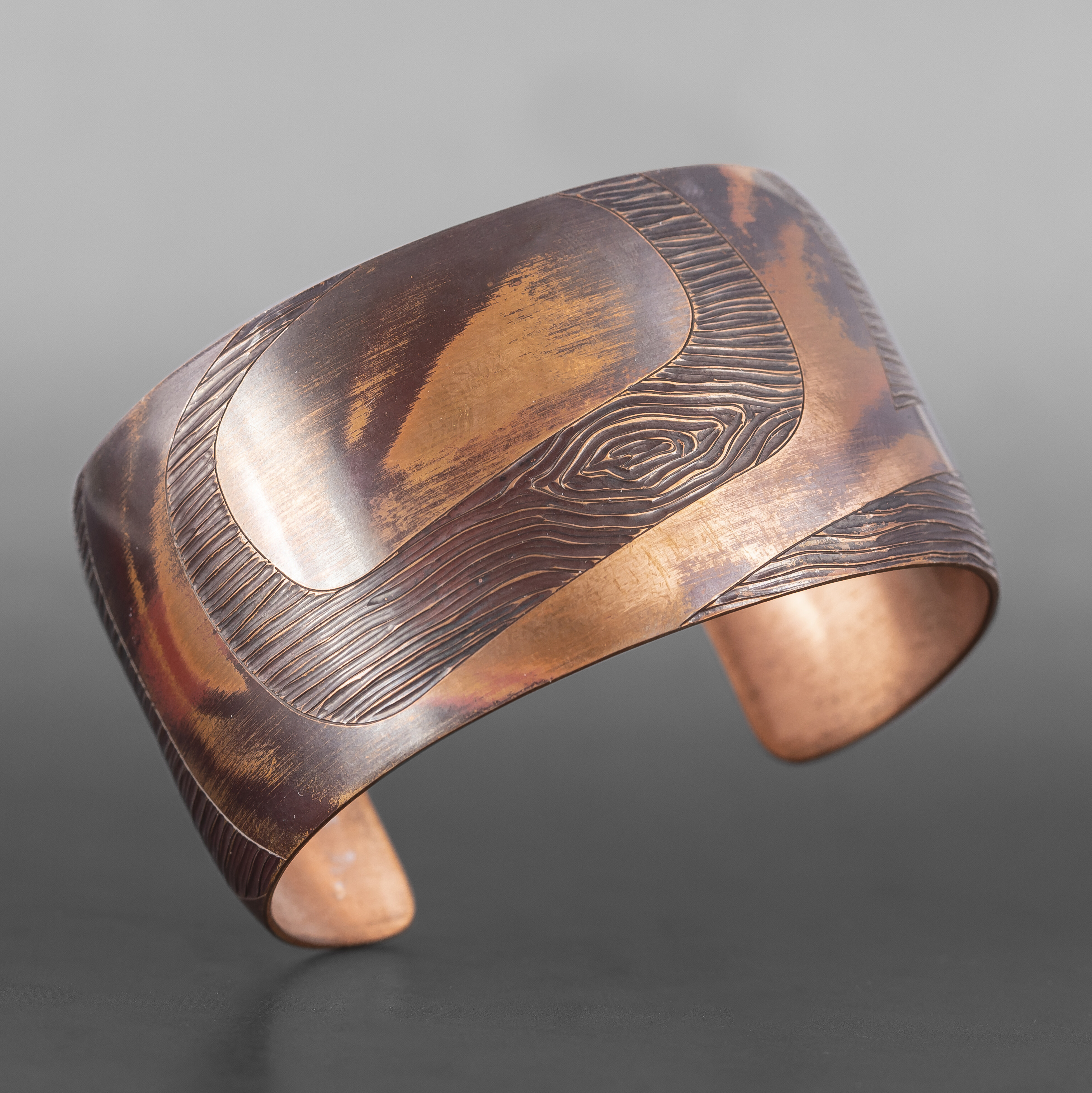 Wood Grain Eagle Bracelet
Jennifer Younger
Tlingit
Copper
6" x 1½”
$550
